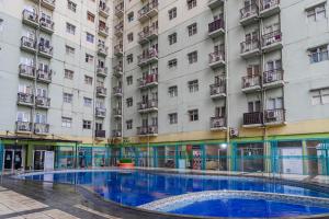 Bazén v ubytování OYO 94100 Gateway Pasteur Apartment By Ilyasa nebo v jeho okolí