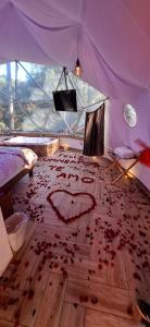 Un pat sau paturi într-o cameră la Cabaña Zacatlan Jacuzzi