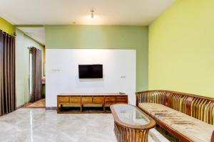 a room with two benches and a tv on a wall at Hotel O Penginapan Viki Syariah in Yogyakarta +54 photos