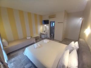 Кровать или кровати в номере Hermes Hotel