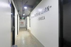 um corredor de uma galeria de arte com uma placa na parede em Spot On Classy Bunkbeds Near Makati Manila Formerly MYTOWN Madrid em Manilla