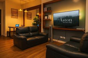 Televiisor ja/või meelelahutuskeskus majutusasutuses The Aston Executive Suite 2BR Balcony Near Mines View Baguio