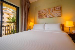 Voodi või voodid majutusasutuse The Aston Executive Suite 2BR Balcony Near Mines View Baguio toas