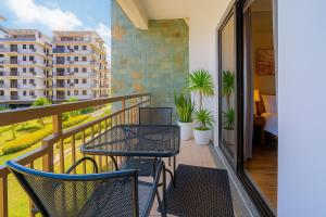 Rõdu või terrass majutusasutuses The Aston Executive Suite 2BR Balcony Near Mines View Baguio