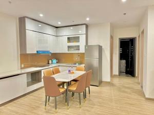 Kuchyň nebo kuchyňský kout v ubytování NK#Homestay#Vinhomes#Oceanpark#3PN#C43 + 32 fotografií