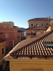 a view of the roofs of some buildings at B&B Affittacamere Via del Centro in La Maddalena