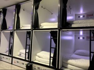 Postel nebo postele na pokoji v ubytování OYO 91036 J CAPSULE HOTEL @ JALAN BUKIT BINTANG