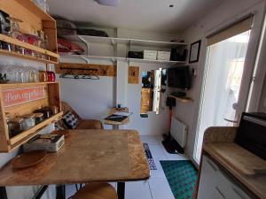 Kuchyňa alebo kuchynka v ubytovaní Studio 10m2, terrasse 18m2 , parking, piscine et accueille les animaux