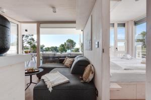 a living room with a couch and a bed at Zalo Villa Buqez in Drage