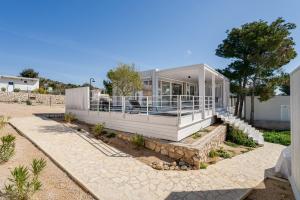 a house on the beach with a glass house at Zalo Villa Buqez in Drage