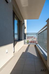 un balcone con vista su un edificio di MoHost Noua 3 - Premium Escape with Balcony Views a Braşov
