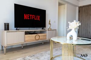 un soggiorno con TV su un supporto TV di MoHost Noua 3 - Premium Escape with Balcony Views a Braşov Altre 44 foto