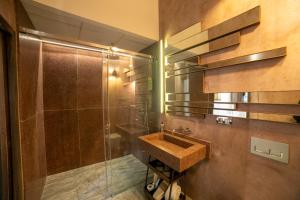a bathroom with a sink and a shower at Hotel Boutique Patio del Posadero in Córdoba