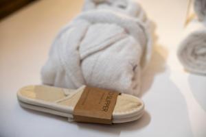 a pair of white sandals with a price tag on it at Hotel Boutique Patio del Posadero in Córdoba
