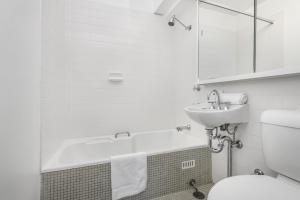 Un baño de Stunning Ocean Views With Manly At Your Doorstep 4 fotos más