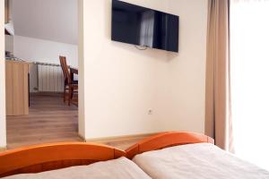 a room with a bed and a tv on the wall at Studio Apartman Šafranko in Krapinske Toplice