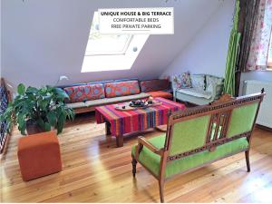 普雷德沃尔Pr Trnovc的客厅里有一张沙发和一张桌子。