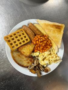 ダンバートンにあるLochway Hotelの卵豆、トーストを含む朝食用の皿 +10枚の写真