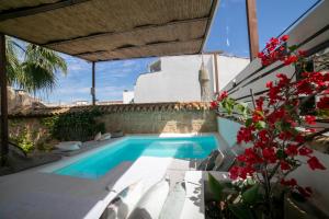 a swimming pool in the backyard of a house at Hotel Boutique Patio del Posadero in Córdoba