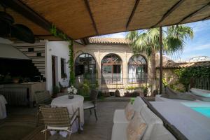 a patio with a white couch and a table at Hotel Boutique Patio del Posadero in Córdoba