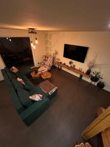 TV a/nebo společenská místnost v ubytování Apartmán Lesní zátiší Marlenka