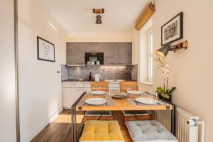 a kitchen with a table and chairs in a room at Inselzeit Comfort Suites SELLIN in Ostseebad Sellin +38 photos