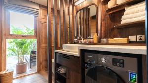 Waschmaschine und Trockner im Bad mit Waschbecken in der Unterkunft Desa La Casa Modular in Ubud + 88 Fotos