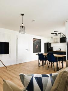 Η κουζίνα ή μικρή κουζίνα στο AMAO Indigo - Rollstuhlgerechte Suite - 62 qm - Balkon & Tiefgarage - Aufzug - Nähe Messe - bis 10 Pers 2Whg