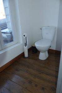 a bathroom with a toilet and a window at La Maison de Mémé gîte 14 pers aux portes de la Baie de Somme in Tours-en-Vimeu +27 photos