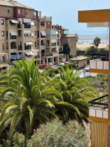 un gruppo di palme davanti a un edificio di Apto dos dormitorios en Ayacosta a Isla Canela