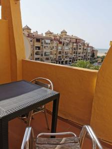 un tavolo su un balcone con vista sulla città di Apto dos dormitorios en Ayacosta a Isla Canela