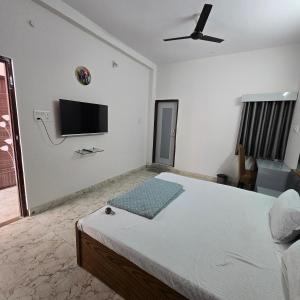 Un televizor și/sau centru de divertisment la Leela home stay - Single room with washroom