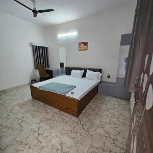 Un pat sau paturi într-o cameră la Leela home stay - Single room with washroom +3 fotografii