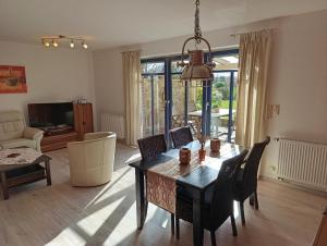 a living room with a dining room table with chairs at Ferienwohnung Wittrock in Bad Bentheim