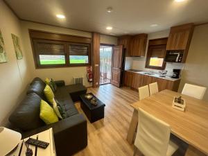 a living room with a couch and a table at Apartamentos El Prau in Ubiarco