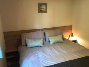 Voodi või voodid majutusasutuse Badgers nestled in a cozy corner of the park toas