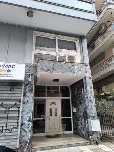 テッサロニキにあるMetro studio 1 -private parking 500m-の前にドアがある建物