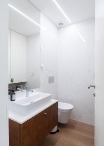 ヴィアナ・ド・カステロにあるMexia Galvão city centerの洗面台とトイレを備えた白いバスルーム