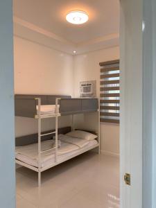- une chambre avec des lits superposés dans l'établissement Oville Tagaytay- Cozy and Senior Friendly House, à Tagaytay