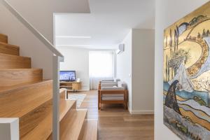 ヴィアナ・ド・カステロにあるMexia Galvão city centerの階段のあるリビングルーム、壁に絵画 +22枚の写真
