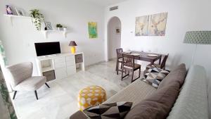 een woonkamer met een bank en een eetkamer bij La Cala Mijas Cozy Apartment in La Cala de Mijas +23 foto's