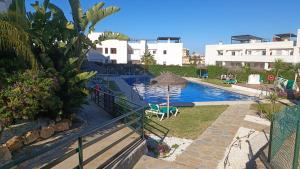 uitzicht op een zwembad naast een gebouw bij La Cala Mijas Cozy Apartment in La Cala de Mijas