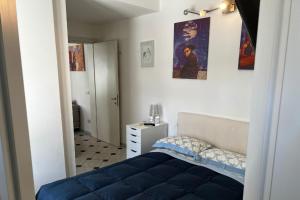 a bedroom with a blue bed in a room at Villetta Lussuosa - Relax e Mare by RD Domus in Forte dei Marmi