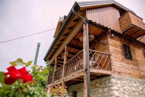 un gato sentado en el balcón de un edificio en Ferienhaus für 4 Personen und 1 Kind in Tuhelj, Nordkroatien, en Tuhelj