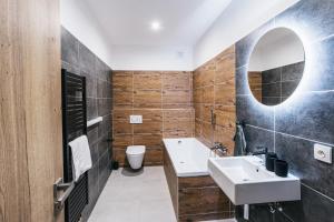 Koupelna v ubytování Apartmány Petra Voka + 37 fotografií