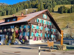 a building with a bunch of flowers on it at Ferienhof "Alpe Berg" in Balderschwang