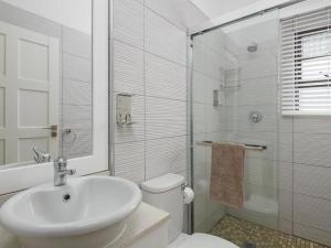Koupelna v ubytování Beachfront Luxury Villa - Private Pool & Sunset Views