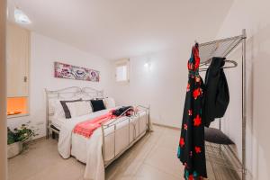 Schlafzimmer mit einem Bett und einem Spiegel in der Unterkunft Villa Sanssouci 8, Emma Villas in Castrignano del Capo