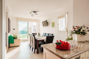 eine Küche und ein Esszimmer mit Tisch und Stühlen in der Unterkunft Villa Sanssouci 8, Emma Villas in Castrignano del Capo + 35 Fotos