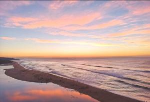 Billede fra billedgalleriet på Modern Beachfront Unit with Breathtaking Seaview's i Umtwalumi